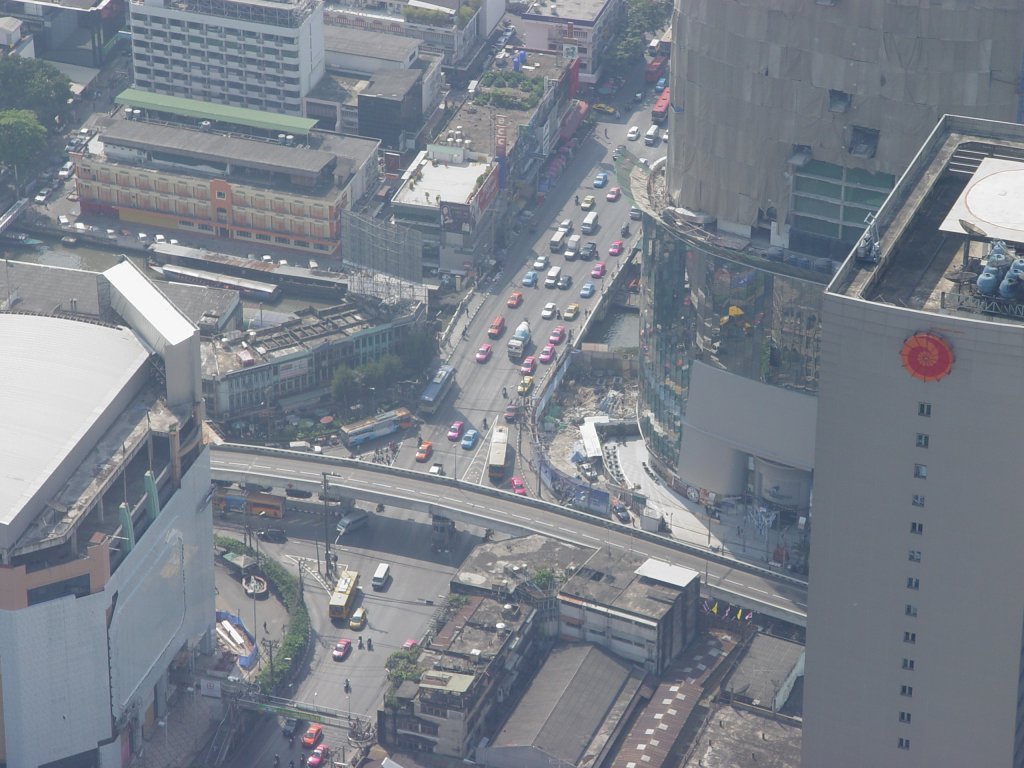 Am 14.01.2011 Blick hinunter in die Strassen beim Baiyoke Tower 2