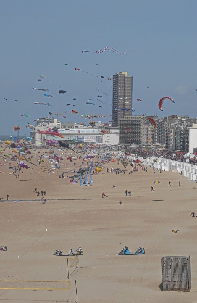 Am 15/05/2011 konnte man auf dem Strand von Oostende eine faszinierende und bunte Vielfalt an steigenden Drachen bewundern. 
