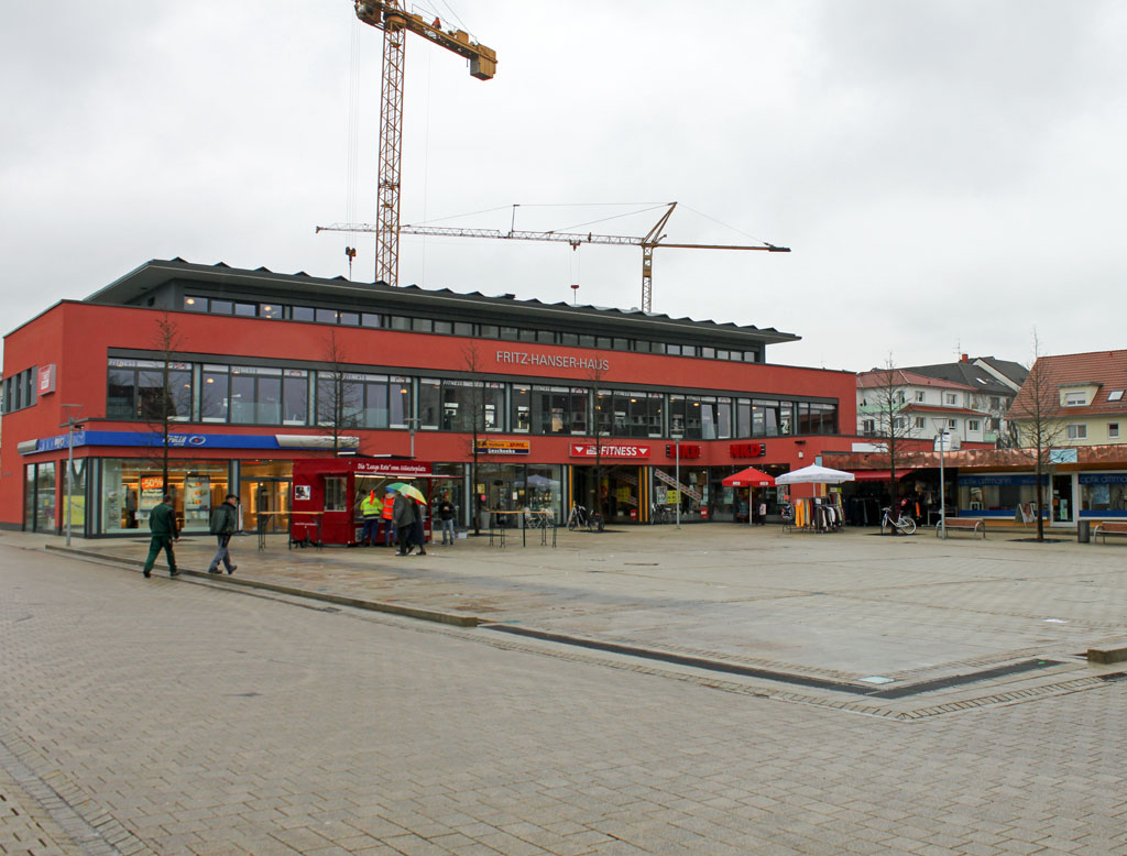Am 18.03.2013 um 12:05h in Bad Krozingen.Der Bahnhofvorplatz wurde am 05.Dezember 2009 eingeweiht.Weitere Info´s hier > http://www.badische-zeitung.de/einweihung-bahnhofsplatz-in-bad-krozingen
