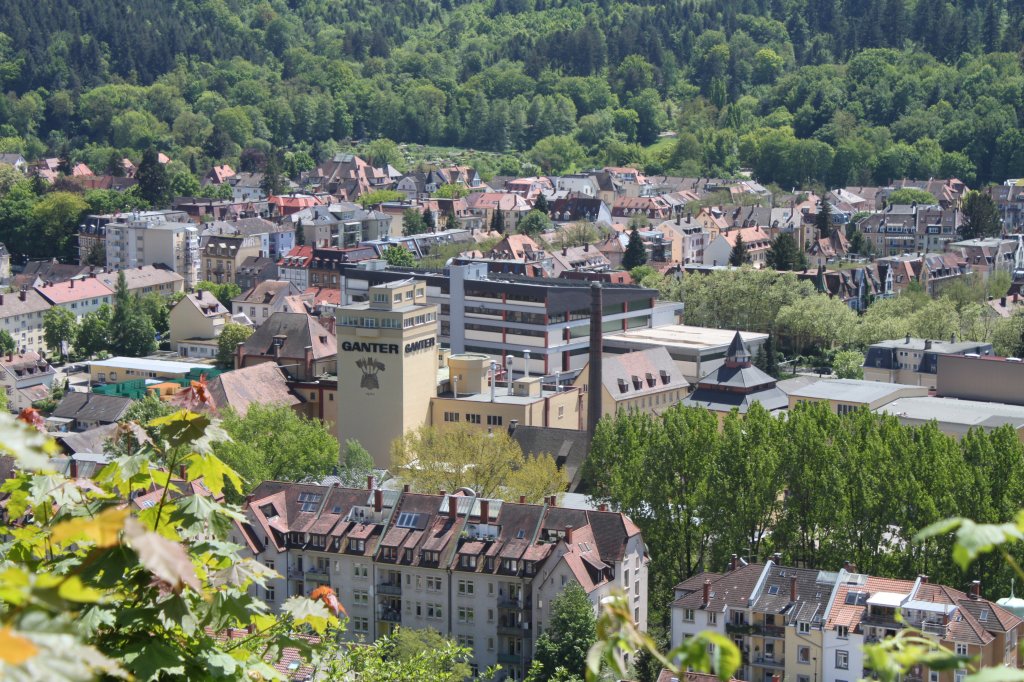 Am 18.05.2013 Blick vom Schloberg auf die Oberwiehre. Im Mittelpunkt Freiburgs Brauerei Ganter.