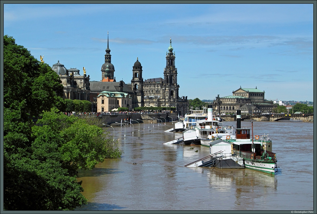 Am 5.6.2013 hat der Scheitelpunkt des Hochwassers Dresden fast erreicht. Das Terassenufer ist meterhoch berflutet und die Augustusbrcke ragt nur knapp aus dem Wasser. Glcklicherweise zeigen die Hochwasserschutzmanahmen Wirkung und die Altstadt wird im Gegensatz zu 2002 nicht berflutet. (Blick von der Carolabrcke Richtung Altstadt)