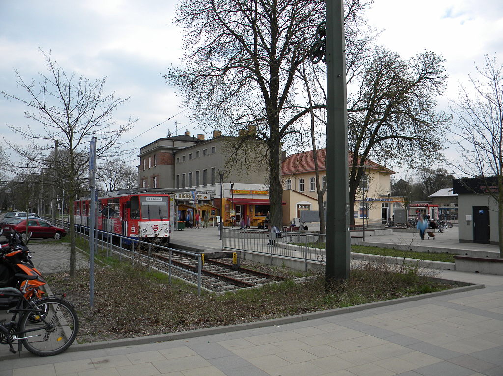Am Bahnhof Strausberg mit dem Kleinbahnhof der Strausberger Eisenbahn STE 23-04-2013