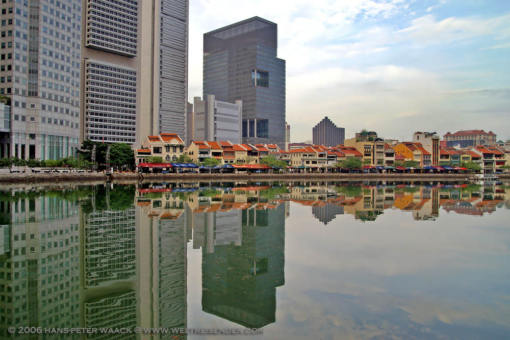 Am Boatquay in Singapur kann man Spiegelbilder nur am Morgen machen. Wenn die Touristenboote kommen, ist es vorbei. Zustand 07.12.06.