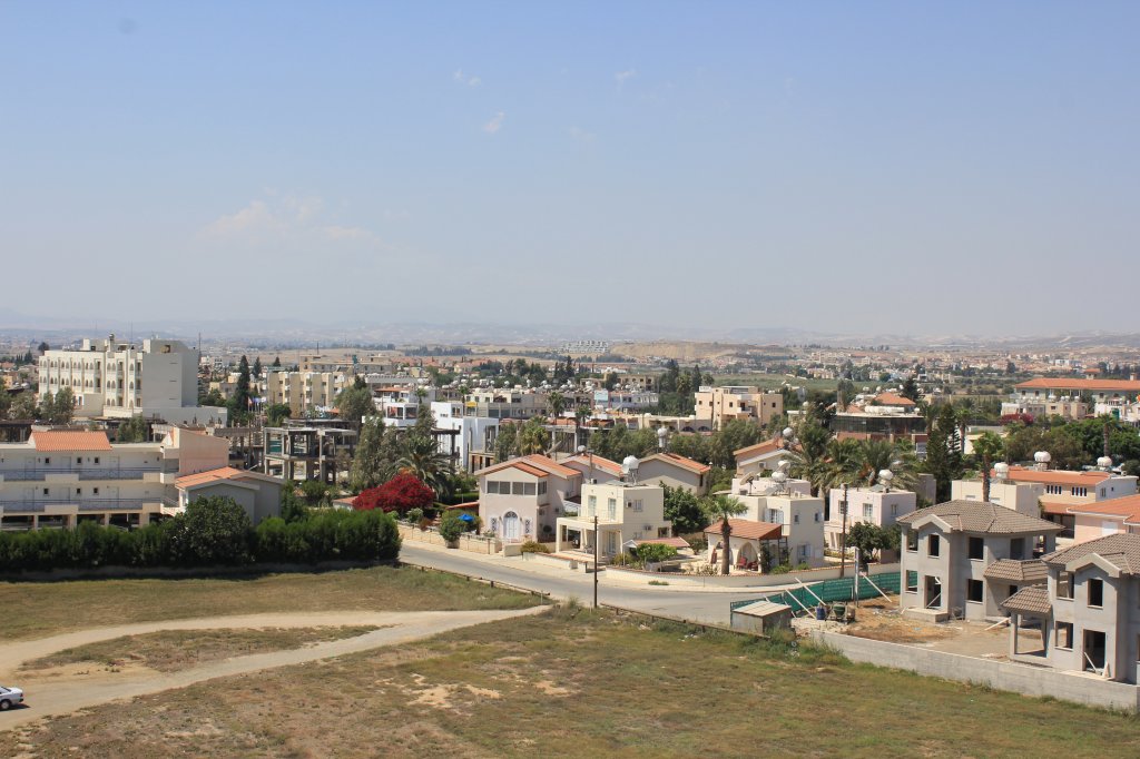 Am Dach des Palm Beach Hotel mit Blick auf Larnaca 1. September