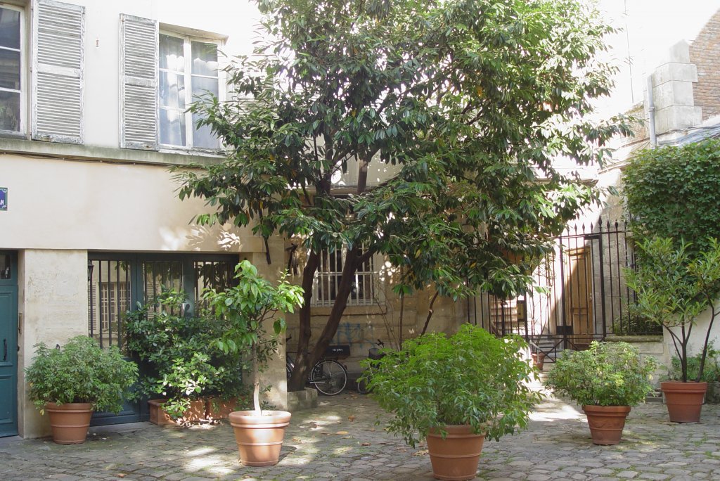 Am Ende der Rue de l'Ancienne Comdie gelangst Du durch einen schmalen Toreingang in den zauberhaften kleinen Cour du Commerce Saint Andr und den Cour de Rohan (19.07.2009)