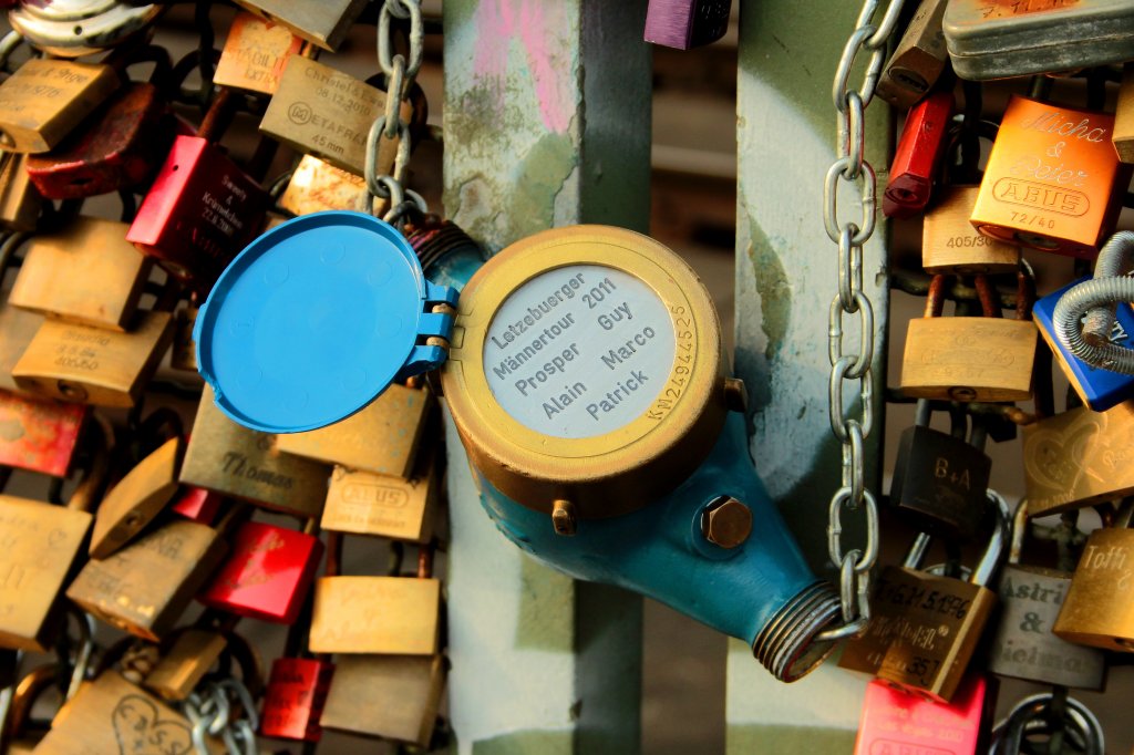 Am Gitter der Hohenzollernbrcke in Kln hngen nicht nur tausende Liebesschlsser, auch diese Wasseruhr. Gesehen am 03.04.2012.