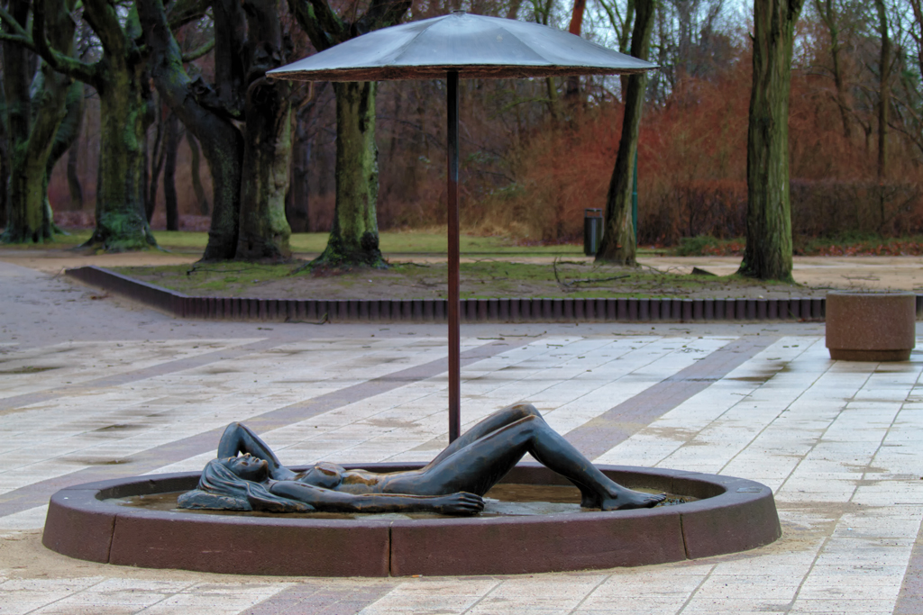 Am Hauptzugang zum Strand von Karlshagen liegt diese unbekleidete Dame bei jeder Witterung, hier nach einem Regenschauer. - 04.02.2013