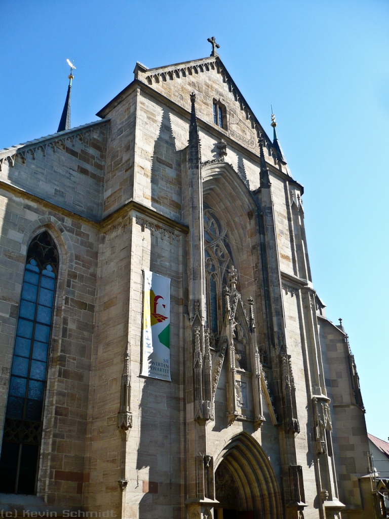 Am mchtigen Eingangsportal der Saalfelder Johanniskirche wird der gotische Baustil sehr deutlich.