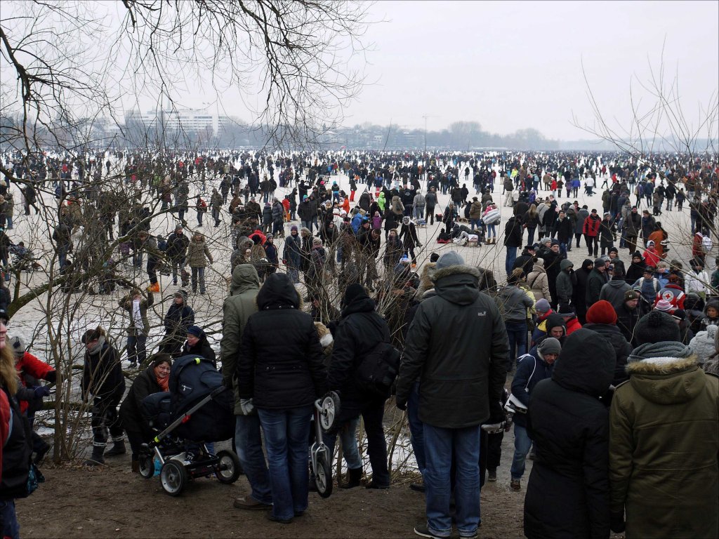 Am Sonntag Nachmittag wurde das Getummel auf der zugefrorenen Auenalster zunehmend grer, Hamburg, 12.02.2012