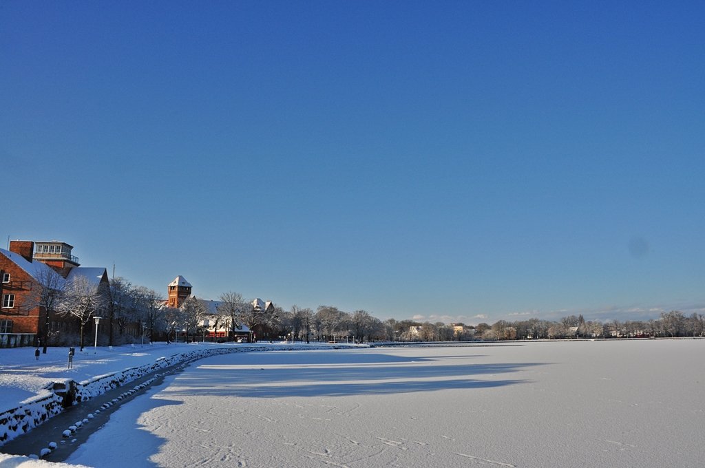 am Tag bevor  Daisy  kam, ein gefrorener Sund, schneebedeckt mit Blick auf das Thlmann-Ufer von der Stralsunder Mole aus am 08.01.2010