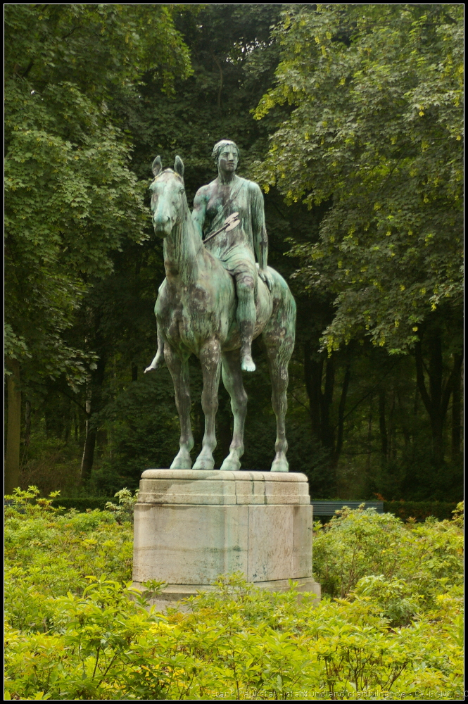  Amazone zu Pferde  - Das Original steht auf der Museumsinsel und wurde 1890-1895 in Rom erschaffen. 1904/05 wurde auf Veranlassung Wilhelms II. ein berlebensgrosser Abguss gefertigt und im Berliner Tiergarten aufgestellt (Berlin-Tiergarten 29.06.2013 beim G+ 2 Annivesary Photowalk Berlin, Germany)