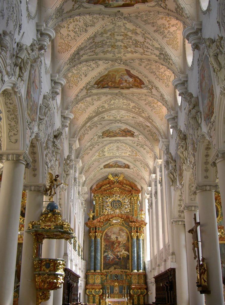 Amberg, St. Georg Kirche, erbaut im 14. Jahrhundert mit Wessobrunner Stuck 
(26.07.2007)