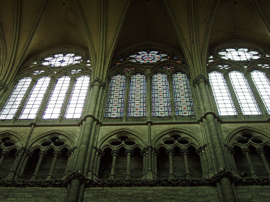 Amiens, Kathedrale Notre Dame, Ausschnitt Nordwand des Langhauses. Da in älterer Bauweise ein Pultdach (aussen) über Seitenschiff konstruiert, ist das Triforium nur mit Blindfenstern versehen. Darüber Obergaden = 3. Stockwerk der Hochgotik. Aufnahme vom 22. Aug. 2007, 14:32