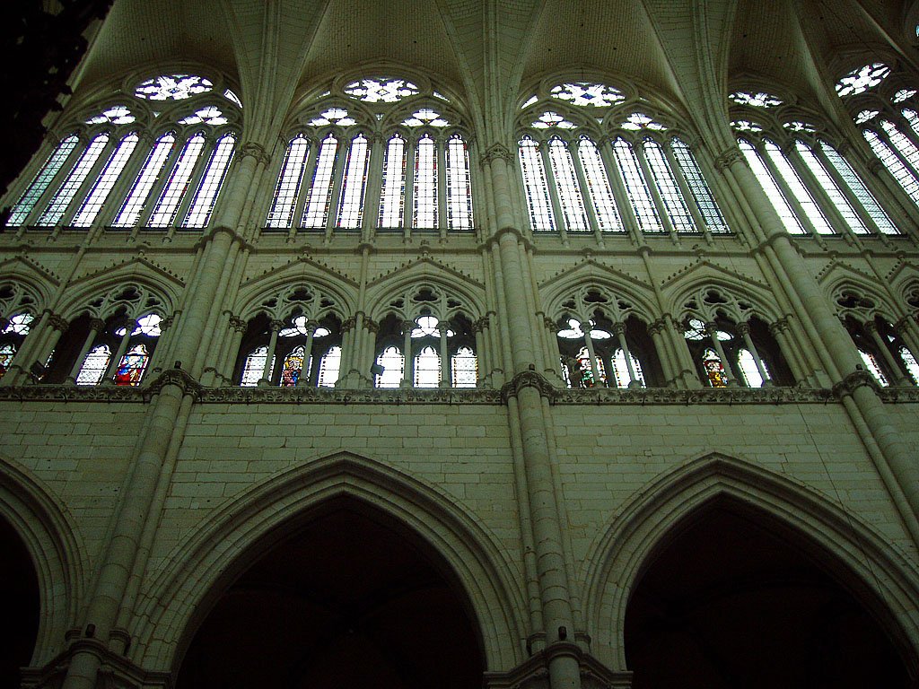 Amiens, Kathedrale Notre Dame, Ausschnitt Nordwand des Hochchores. Da in jngerer Bauweise Walmdcher (aussen) ber Seitenschiff konstruiert, kann das Triforium vllig hinterfenstert werden. Diese Bauweise wird in Beauvais und Kln bernommen, bzw. weiterentwickelt. ber Triforium der Obergaden = 3. Stockwerk der Hochgotik. Aufnahme vom 24. Dez. 2003, 12:04

