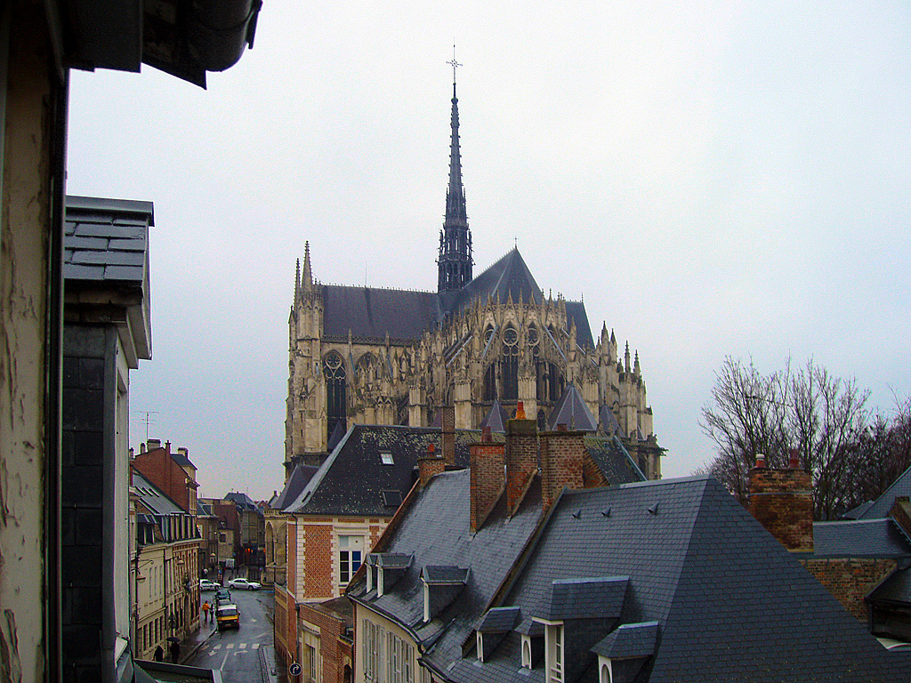 Amiens, Kathedrale Notre Dame. Blick vom Hotelzimmer in Richtung umliegendes Quartier sowie Kathedrale, nach WNW. Kathedrale mit Ostflanke Sdquerhaus, Dachreiter, Chor mit Strebewerk, Fragment des Nordquerhauses. Aufnahme vom 23. Dez. 2003, 15:59