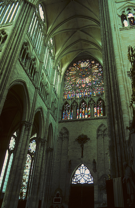 Amiens, Kathedrale Notre Dame. Blick in das 3-schiffige und 3-jochige Nordquerhaus (hier nur 2 Schiffe sichtbar) mit bemerkenswerter hochgotischen und farbverglasten Rose. Darunter stehendes Triforium vllig hinterfenstert, da Bestandteil der Nordquerhaus-Fassade. Aufnahme von April 1994, HQ-Scan ab Dia.