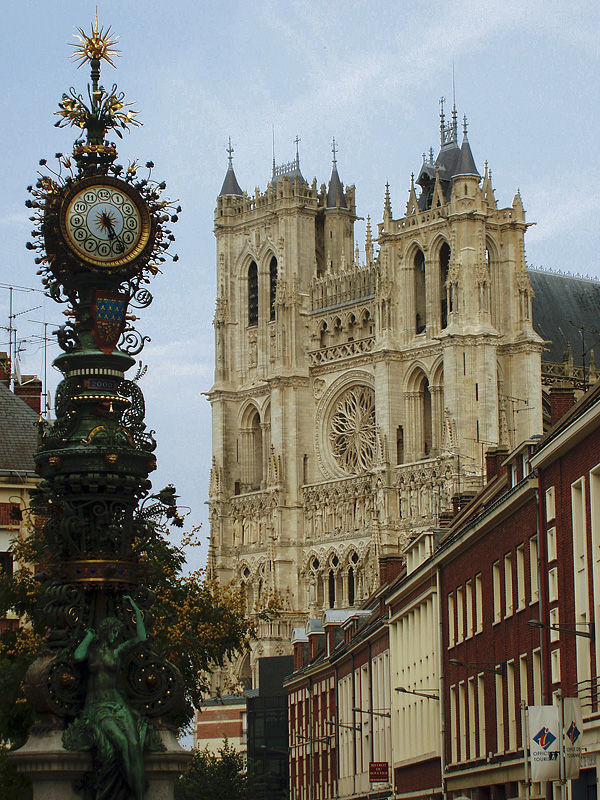 Amiens, Kathedrale Notre Dame. Blick auf die Westfassade von der Rue Dusevel aus. Aufnahme vom 21. Aug. 2007, 17:25