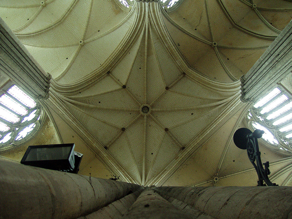 Amiens, Kathedrale Notre Dame. Blick in die 42.30 m hohe Vierung mit Kreuzrippen, hochgotisch. Oben links gehts in den Hochchor. Aufnahme vom 24. Dez. 2003, 10:23