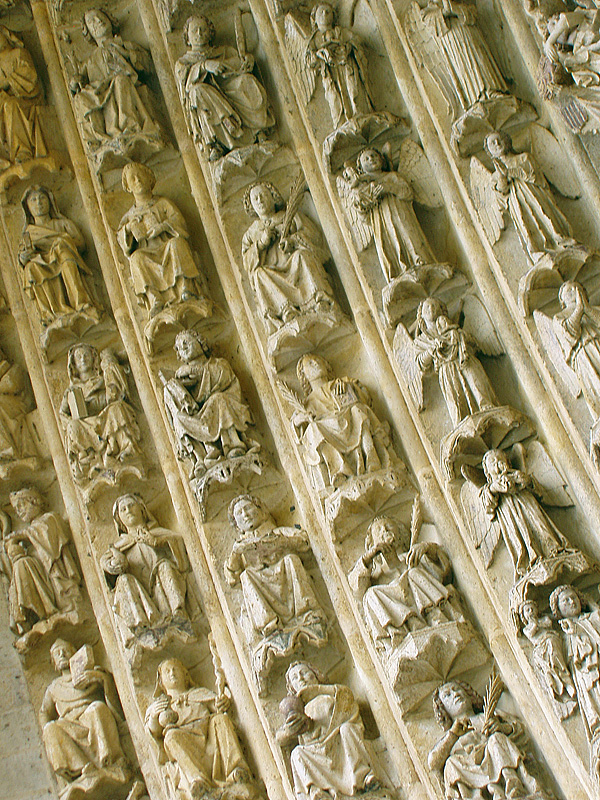Amiens, Kathedrale Notre Dame. Hauptportal-Archivolten der Westfassade, hochgotisch, Ausschnitt. Aufnahme vom 21. Aug. 2007, 12:45