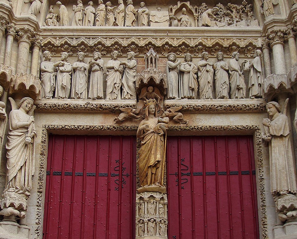 Amiens, Kathedrale Notre Dame. Marienportal mit Vierge Dorée (goldene Jungfrau) nach der Renovation der Südquerhausfassade, 21. Aug. 2007, 12:12
