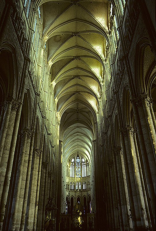 Amiens, Kathedrale Notre Dame. Mittelschiff nach Osten, 42.30 m hoch, aussen 145 m lang. Hochgotisches Meisterwerk der Architekten Robert de Luzarches (1. Architekt) sowie Thomas de Cormont (2.), und seinem Sohn, Regnault (3.). Mit rund 7700 m Flche grsste Kirche Frankreichs (seit Abbruch der Abtei III von Cluny). Volumen: 200'000 m (=2 x N.D. Paris). Aufnahme mit 28 mm-Weitwinkelobjektiv, Okt. 1995, HQ-Scan ab Dia.