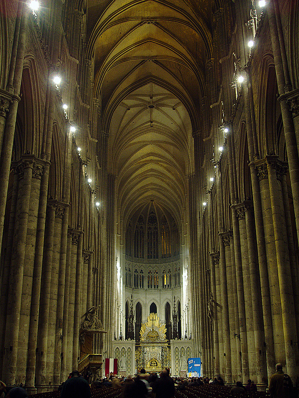 Amiens, Kathedrale Notre Dame. Mittelschiff nach Osten. In einer halben Stunde beginnt die Mitternachtsmesse, die von etwa 1500 Personen besucht wird. Es ist klirrend kalt da drin, 24. Dez. 2003, 23:32