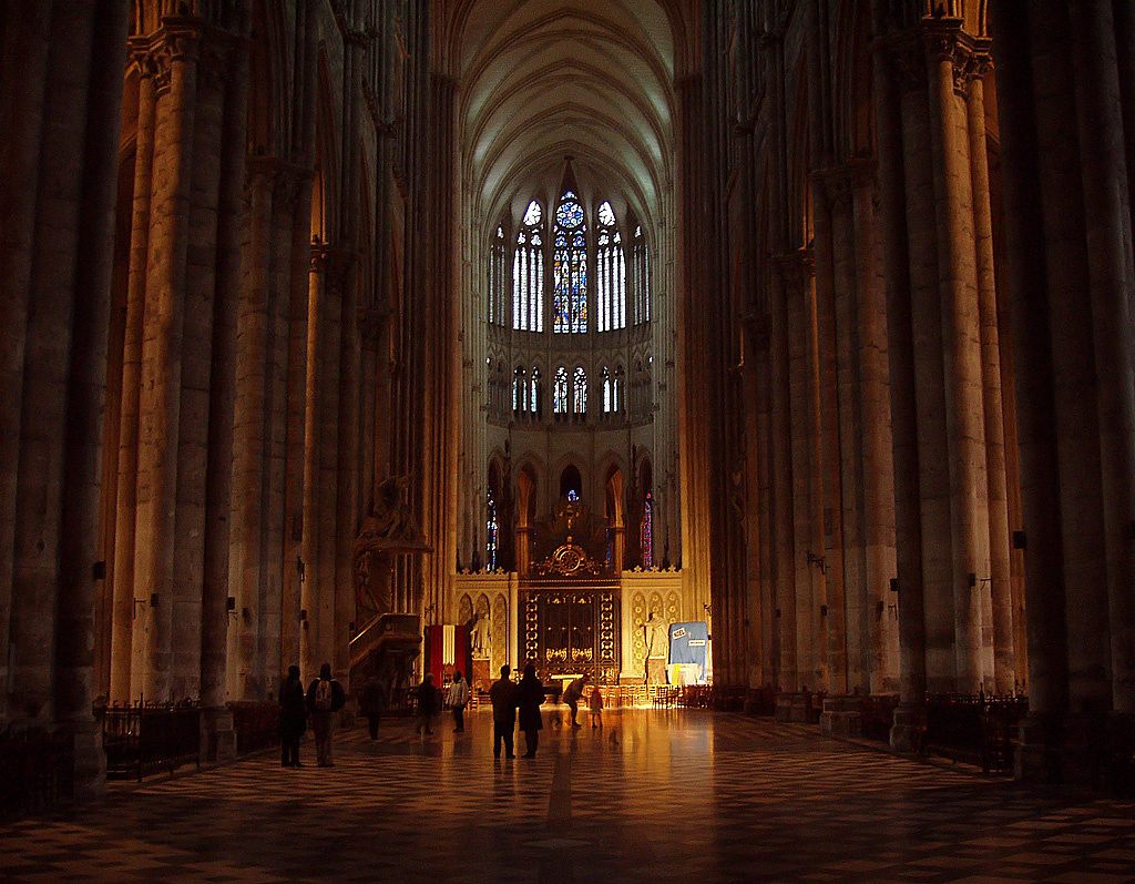 Amiens, Kathedrale Notre Dame. Mittelschiff nach Osten. Festliche Beleuchtung am spteren Nachmittag. Aufnahme vom 23. Dez. 2003, 16:37