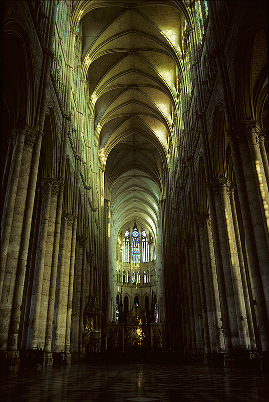 Amiens, Kathedrale Notre Dame. Mittelschiff nach Osten, 3-zoniger Wandaufbau mit Arkaden-, Triforium-, Obergadenstockwerk. 4-teiliges Kreuzrippengewlbe. Die Pfeiler stimmen auf 1 cm genau (?!) mit dem Plan von Robert de Luzarches berein. Das Fundament reicht 7-9 m in die Tiefe. 1220-69/1288, hochgotisch. Aufnahme von Okt. 1995, HQ-Scan ab Dia.