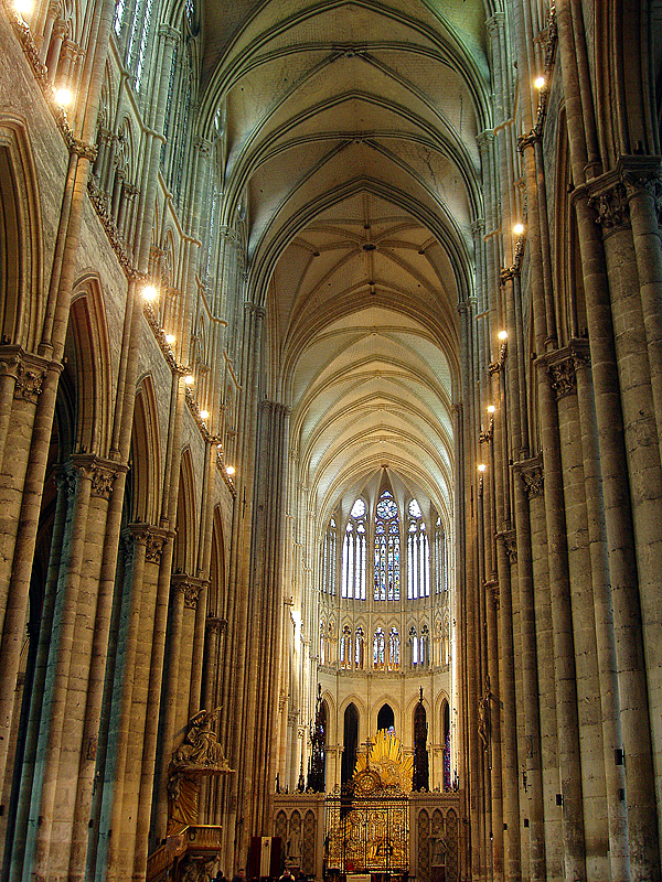 Amiens, Kathedrale Notre Dame. Mittelschiff nach Osten und Chor. Aufnahme vom 13. Jan. 2006, 16:30