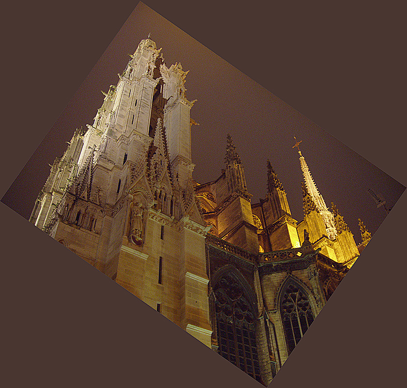 Amiens, Kathedrale Notre Dame, Nachtbeleuchtung. Sdturm (links), Teil des Langhauses (Mitte) sowie Dachreiter (rechts). Aufnahme vom 24.12.2003, 18:49