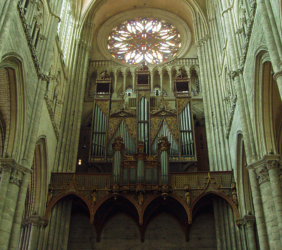 Amiens, Kathedrale Notre Dame. Rosenfenster der Westfassade, darunter die grosse Orgel. Deren hlzernes Gehuse stammt aus dem 15. Jh. Fnf vergoldete Statuen - ein Bischof, Johannes der Tufer, Jungfrau Maria, hl. Firmin und ein Diakon - schmcken das Instrument. Nach mehreren Restaurierungen verfgt die Orgel heute ber 3 Manuale und 1 Pedalklaviatur. Aufnahme von 24. Dez. 2003, 13:04.