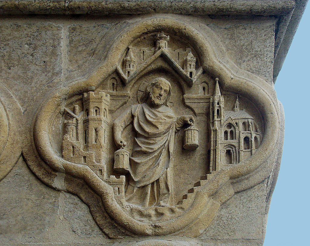 Amiens, Kathedrale Notre Dame. Steinmetzarbeit mit Christusfigur und Stadtansicht. Vierpass an einem Pfeiler der Westfassade. Aufnahme vom 24. Dez. 2003, 13:16