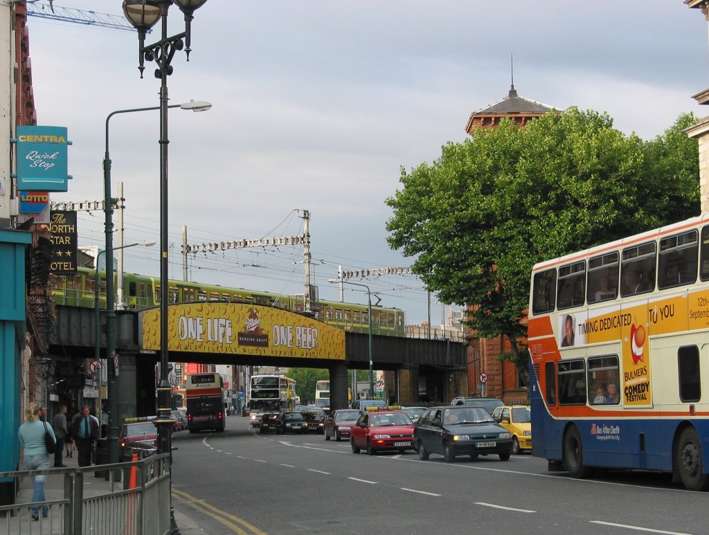 Amiens Street in Hhe von Connolly Station in Dublin am 24. August 2004.