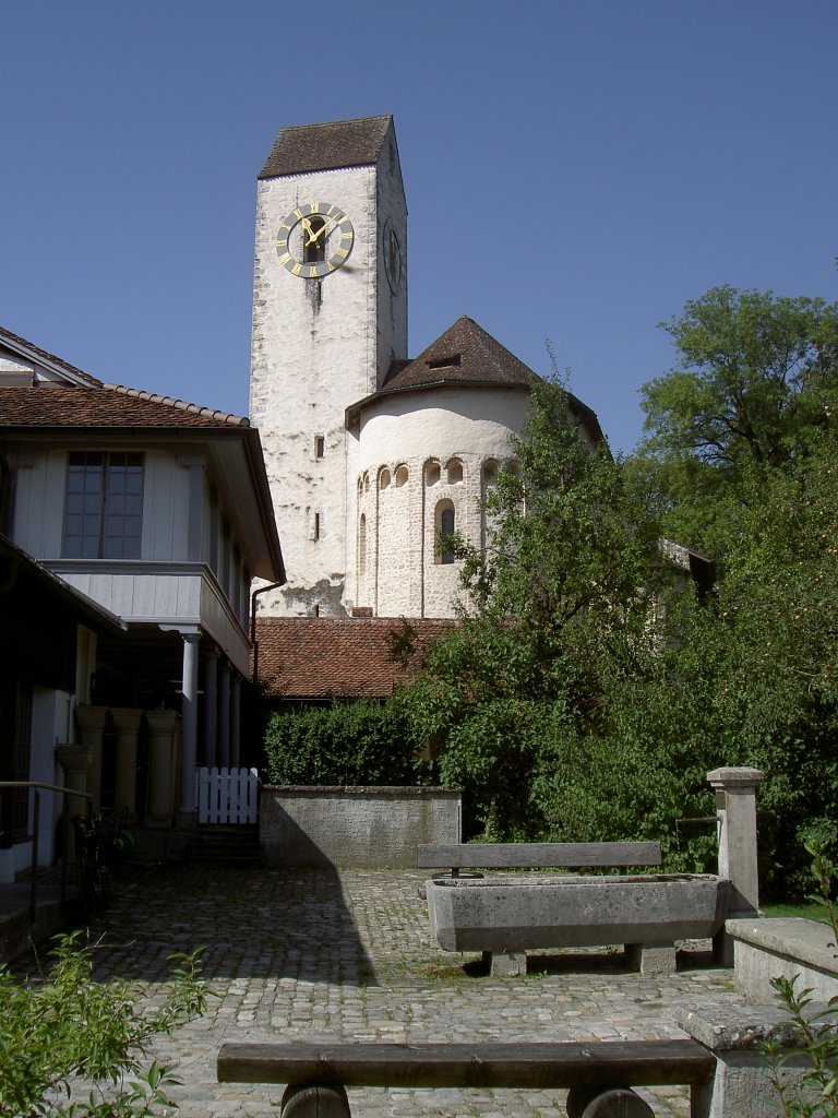 Amsoldingen, Stiftskirche St. Mauritius, querschifflose Pfeilerbasilika, erbaut im 10. Jahrhundert, gotischer Kirchturm von 1400 (19.08.2012)