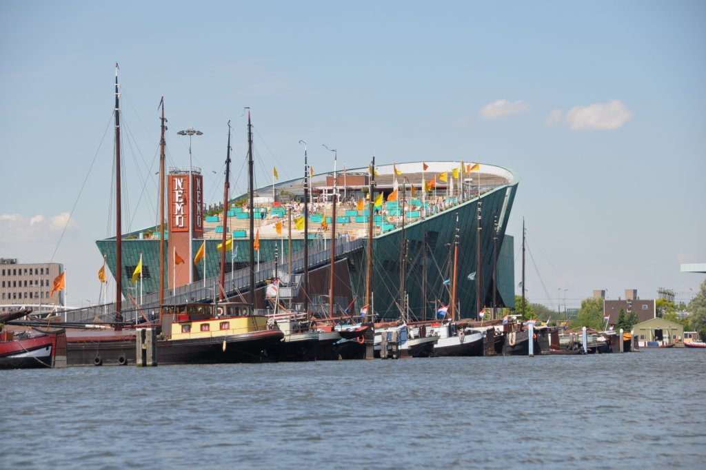 AMSTERDAM, 30.05.2011, das NEMO genannte Wissenschaftsmuseum der Stadt Amsterdam