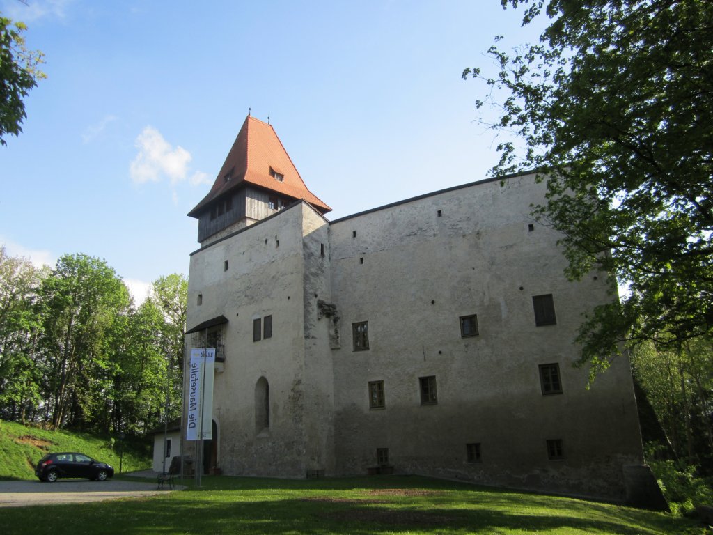 Amstetten, Schlo Ulmerfeld, erstmals erwhnt 995, ab 1321 Verwaltungssitz des 
Freisinger Pflegers, heute Jugendherberge (04.05.2013)