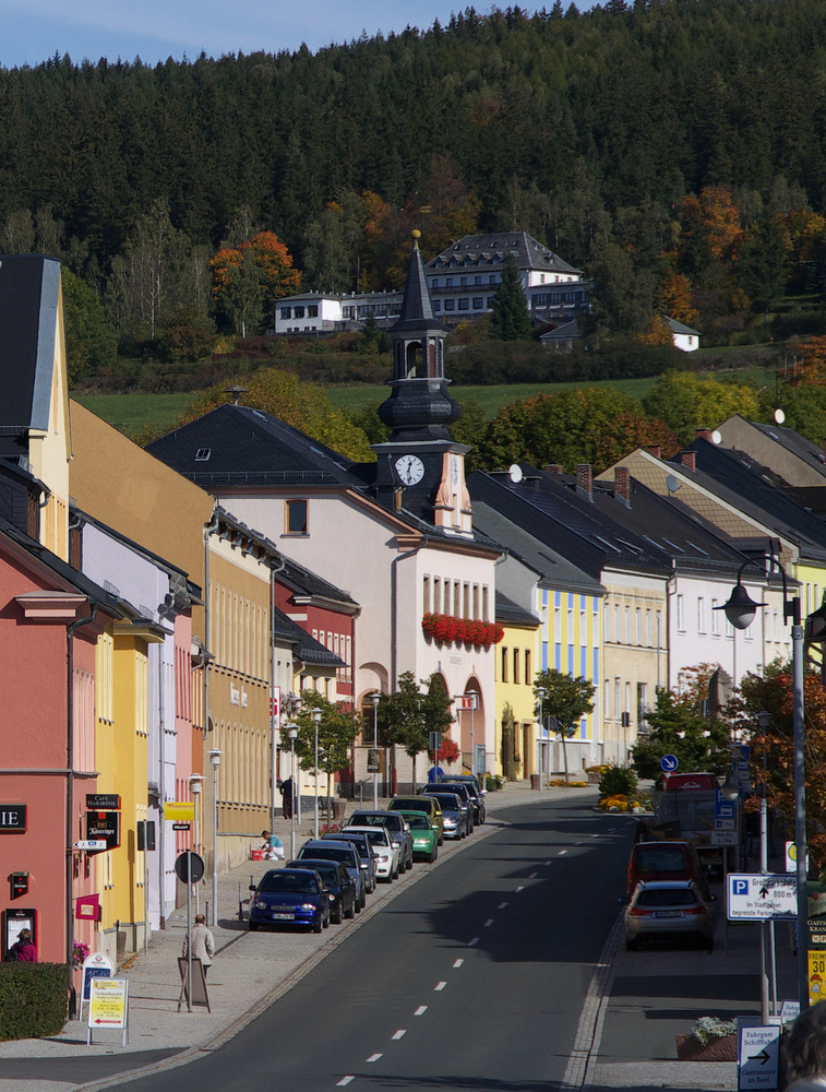 An der Bleilochtalsperre liegt das Stdtchen Saalburg.

Die Bleilochtalsperre staut das Wasser der Saale und ist vom Fassungsvermgen her die grte Talsperre in Deutschland.

Saalburg war zwischen 1647 und 1666 Residenzstadt der Grafschaft Reu-Saalburg. Schmucke Gebude prgen das Bild des kleinen Stdtchens.

Hier ein Blick auf die Strae am Markt mit Rathaus und einem Blick auf das Hotel Frstenhhe. Ende Oktober waren wir fast die letzte Gesellschaft die dort bewirtet wurde. Samstags feierten wir noch die  Goldene Hochzeit  meiner Schwiegereltern und ab Montag war der Betrieb geschlossen.

Das Gebude steht nun seit einem Jahr zum Verkauf.

08.10.2012