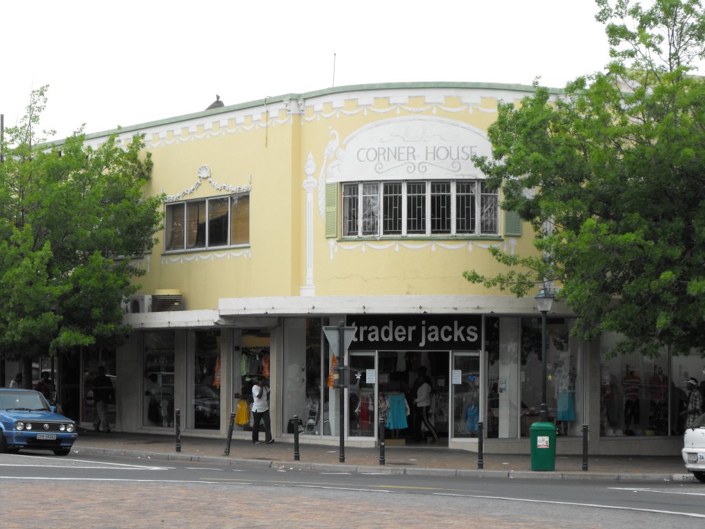 An dieser Fassade wurde versucht, etwas vom traditionellen Baustil hinein zu bringen. Ecke Main Road und Church Street. Somerset West, 27.11.2010
