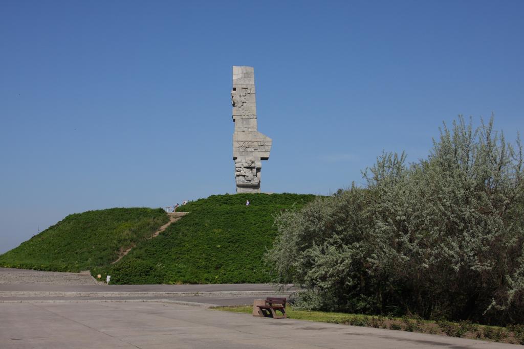 An dieser Stelle wurde der zweite Weltkrieg initiiert! Die Westerplatte
mit dem darauf heute errichteten Denkmal.
Aufnahme am 22.5.2012.