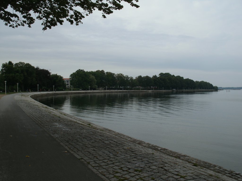 An der Strandpromenade von Stralsund kann man am Strelasund entlang spazieren.Aufnahme am 30.August 2012.