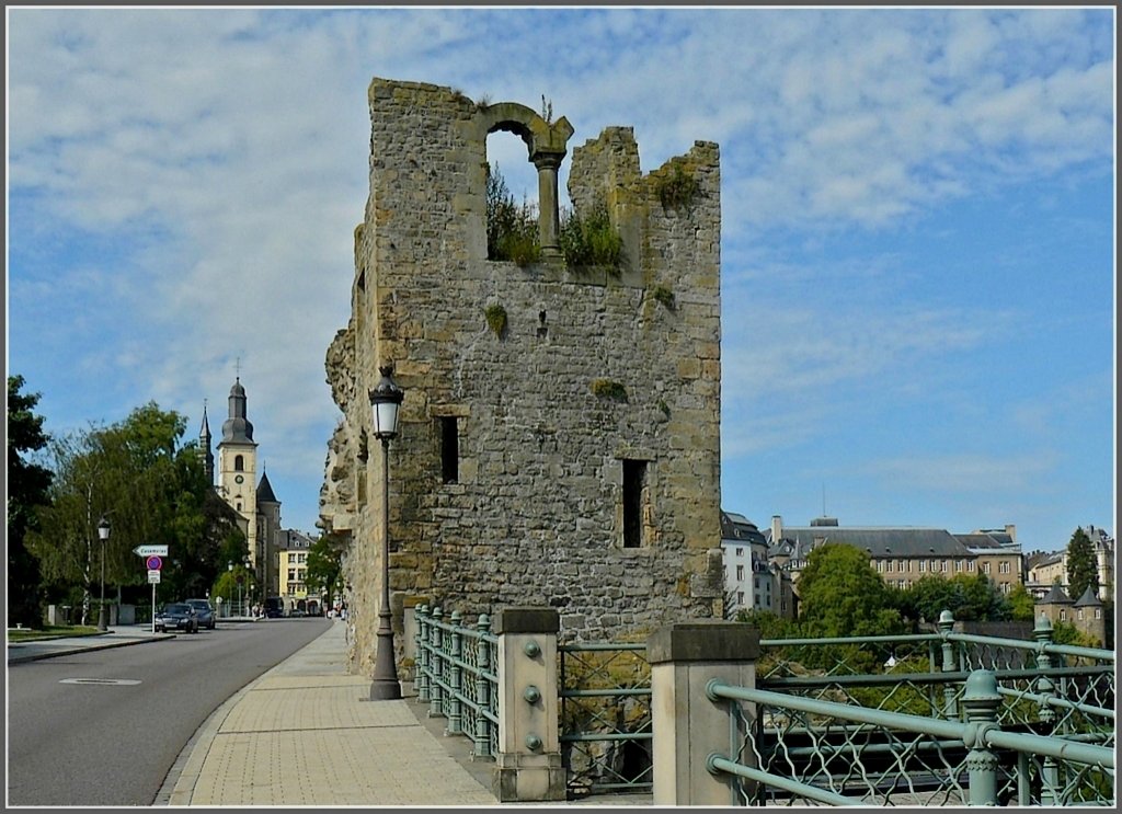 An den berresten der Festung Luxemburg vorbei, erblickt man die Kirche Sankt Michael. 01.08.09 (Hans) 