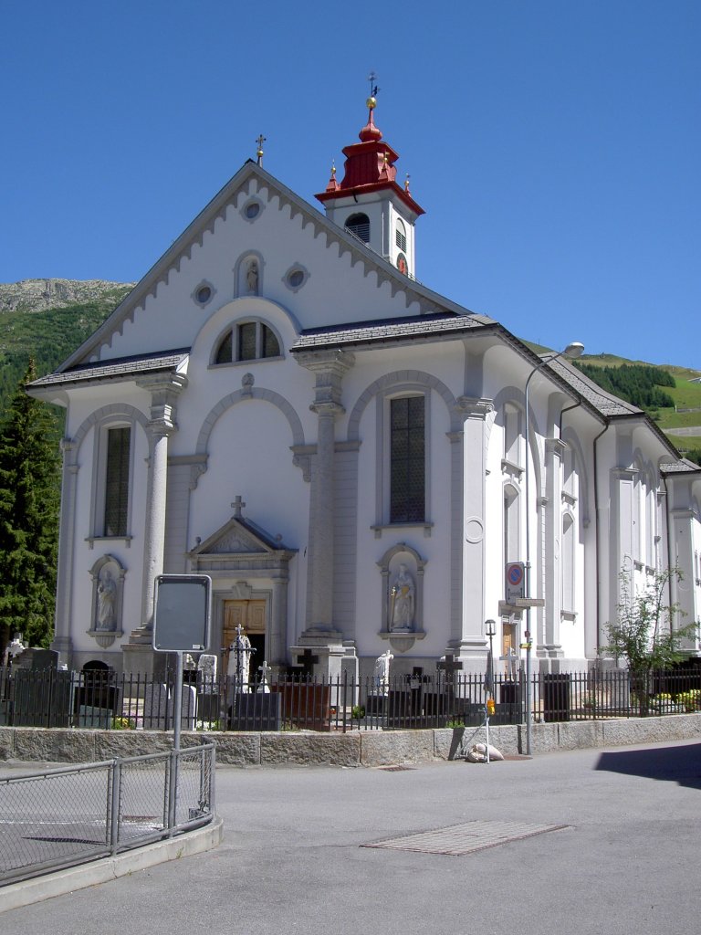 Andermatt, barocke St. Peter und Paul Kirche, erbaut 1696 durch den 
Baumeister Bartholomus Schmid, Kanton Uri (31.07.2010)