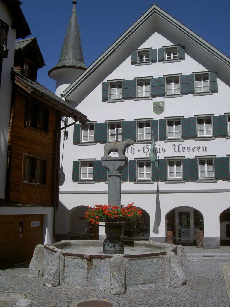 Andermatt, Rathaus von 1767 und Brenbrunnen am Marktplatz (31.07.2010)