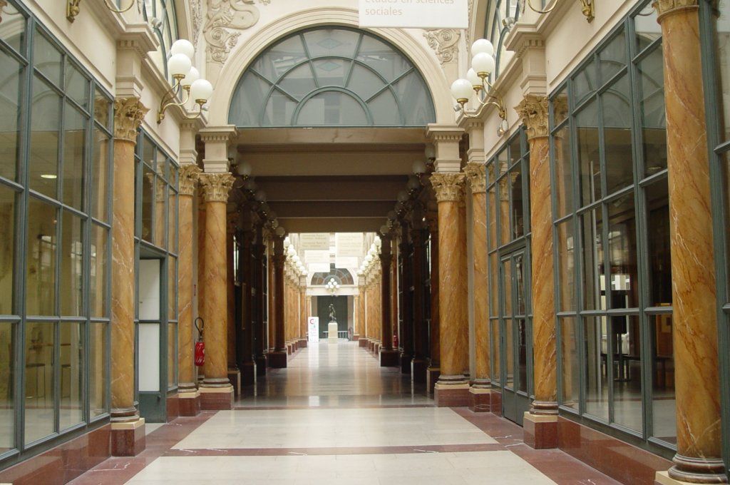 Angelockt vom Erfolg der Galerie Vivienne, wurde bereits im Jahr 1826 der Bau der Galerie Colbert in Angriff genommen. Man nannte sie schon bei ihrer Erffnung die  schnste der Pariser Galerien . (20.07.2009)