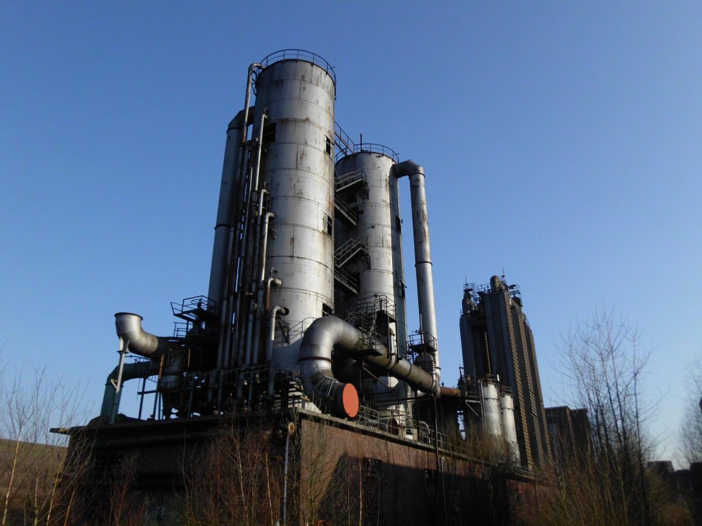 Anlagen für die Verarbeitung chemischer Nebenprodukte (weiße Seite) auf dem Gelände der (als Industriedenkmal zugänglichen) ehemaligen Kokerei Hansa in Dortmund-Huckarde am 21.02.2011.
