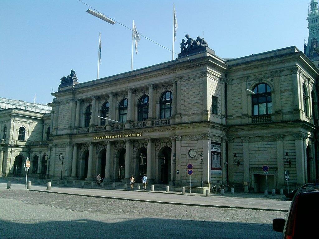 Ansicht auf die Handelskammer Hamburg, oben rechts der Hamburger Rathaus,aufgenommen am 10.07.10