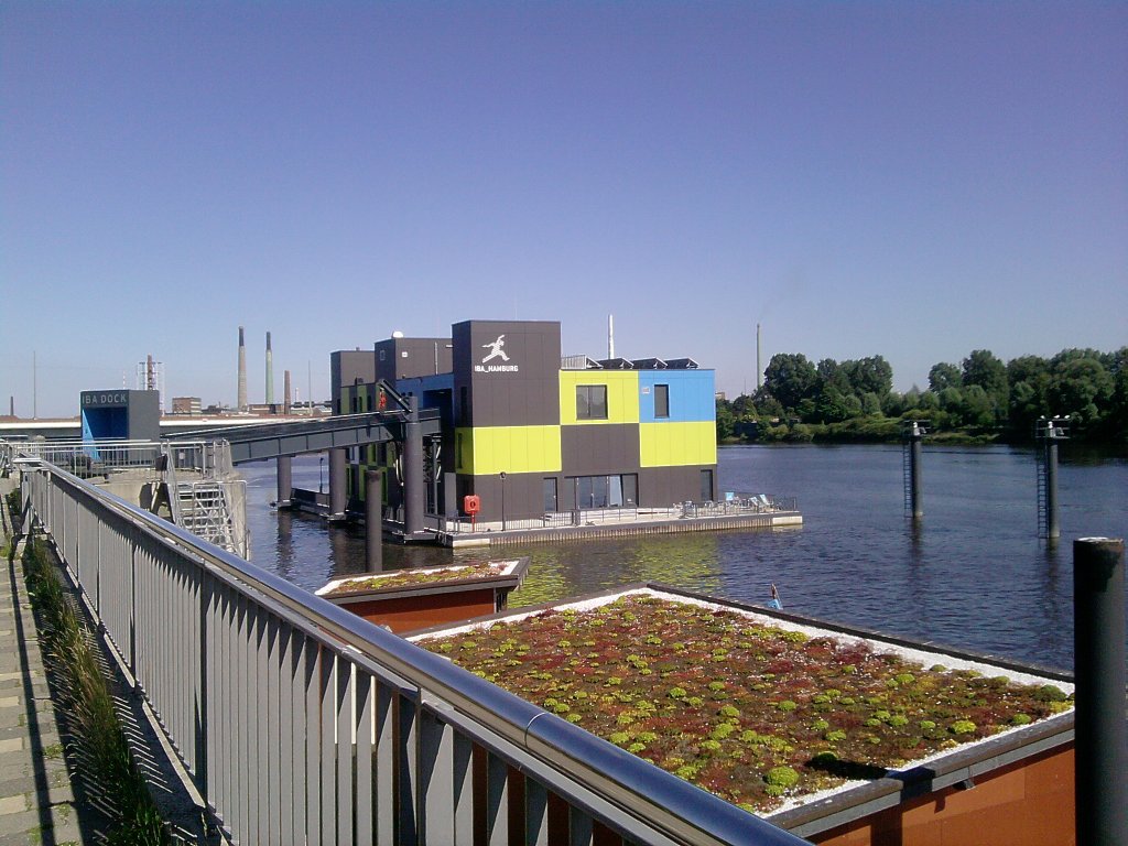 Ansicht auf den IBA Dock ,in HH-Vedel ,typisches Beispiel fr die vielen
Vorhaben der IBA in Wilhemsburg.(27.06.10)