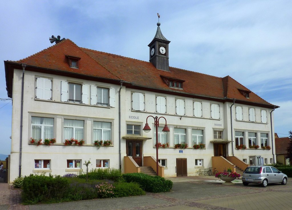 Appenweier (Appenwihr), Rathaus und Schule in einem Gebäude, der bereits 884 erstmals erwähnte Ort im Elsaß liegt zwischen Colmar und Breisach, Juni 2012