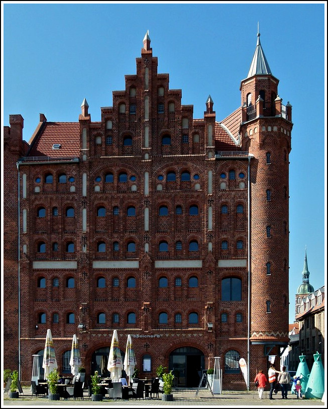 Architektonisch bilden die Hafenspeicher einen ansprechenden Kontrast zur Fassade des Ozeaneums in Stralsund. 20.09.2011 (Jeanny)  