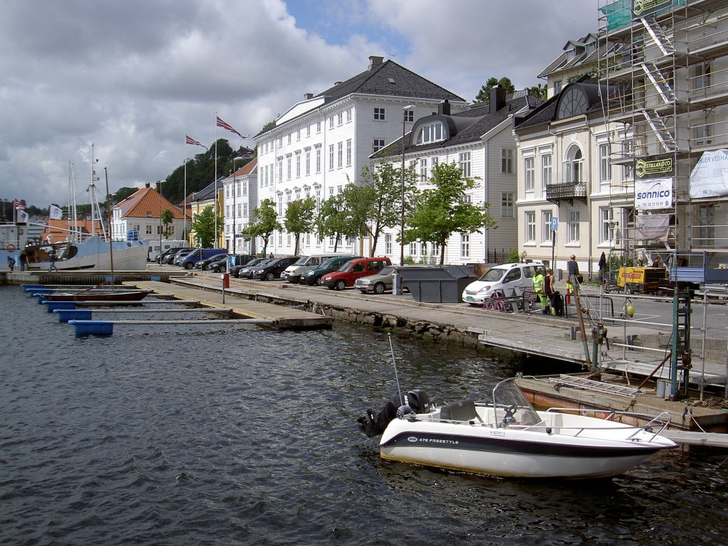 Arendal, Altes Rathaus, erbaut von 1812 bis 1815 fr den Konsul Morten Kallevig, Empirepalais, eines der grten Holzhuser Norwegens, seit 1844 Rathaus der Stadt (24.06.2013)